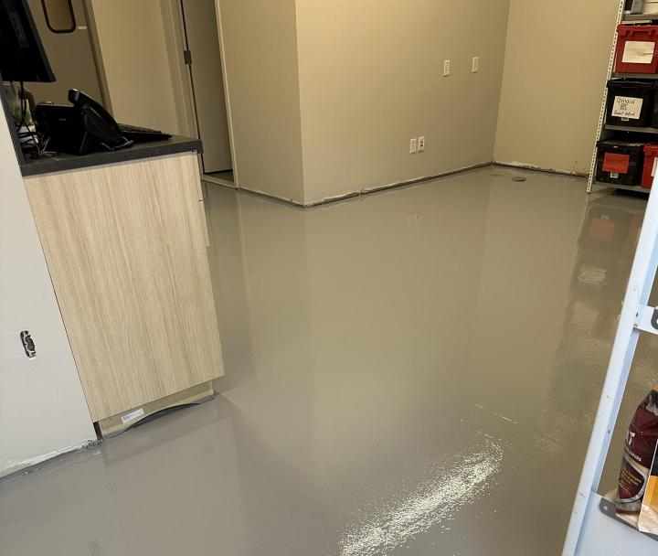 Installation minutieuse de revêtement de plancher époxy Sherbrooke