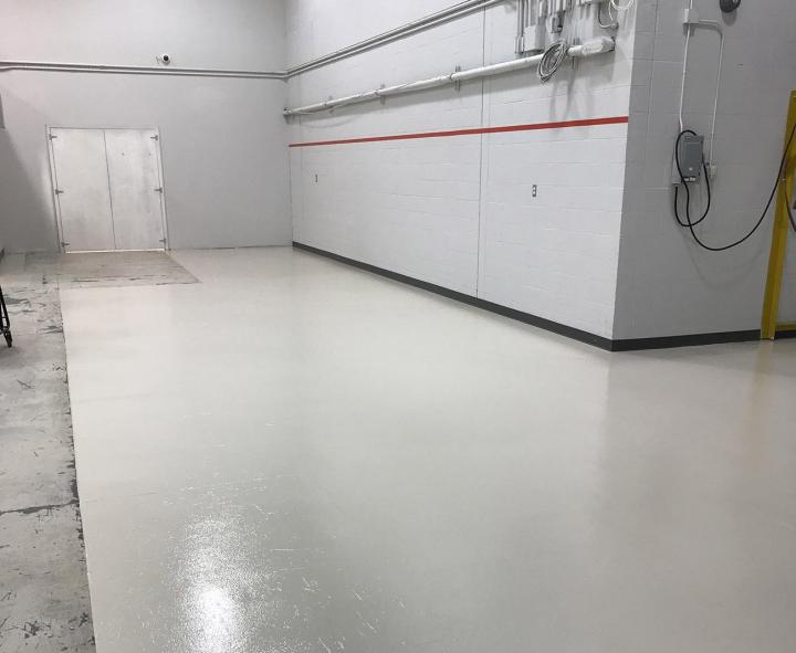Installation minutieuse de revêtement de plancher époxy Sherbrooke
